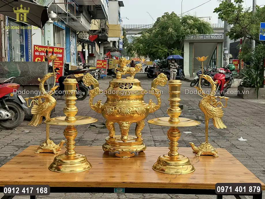 Vật phẩm gi&uacute;p đem lại sự sang trọng, uy nghi&ecirc;m cho kh&ocirc;ng gian thờ c&uacute;ng nh&agrave; gia chủ